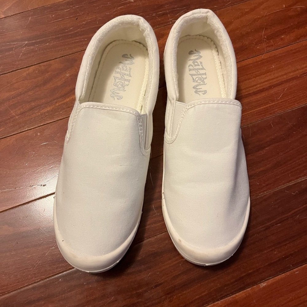 NWOT MAD PAW by TARGET WOMENS SIZE 9 white slip on sneaker